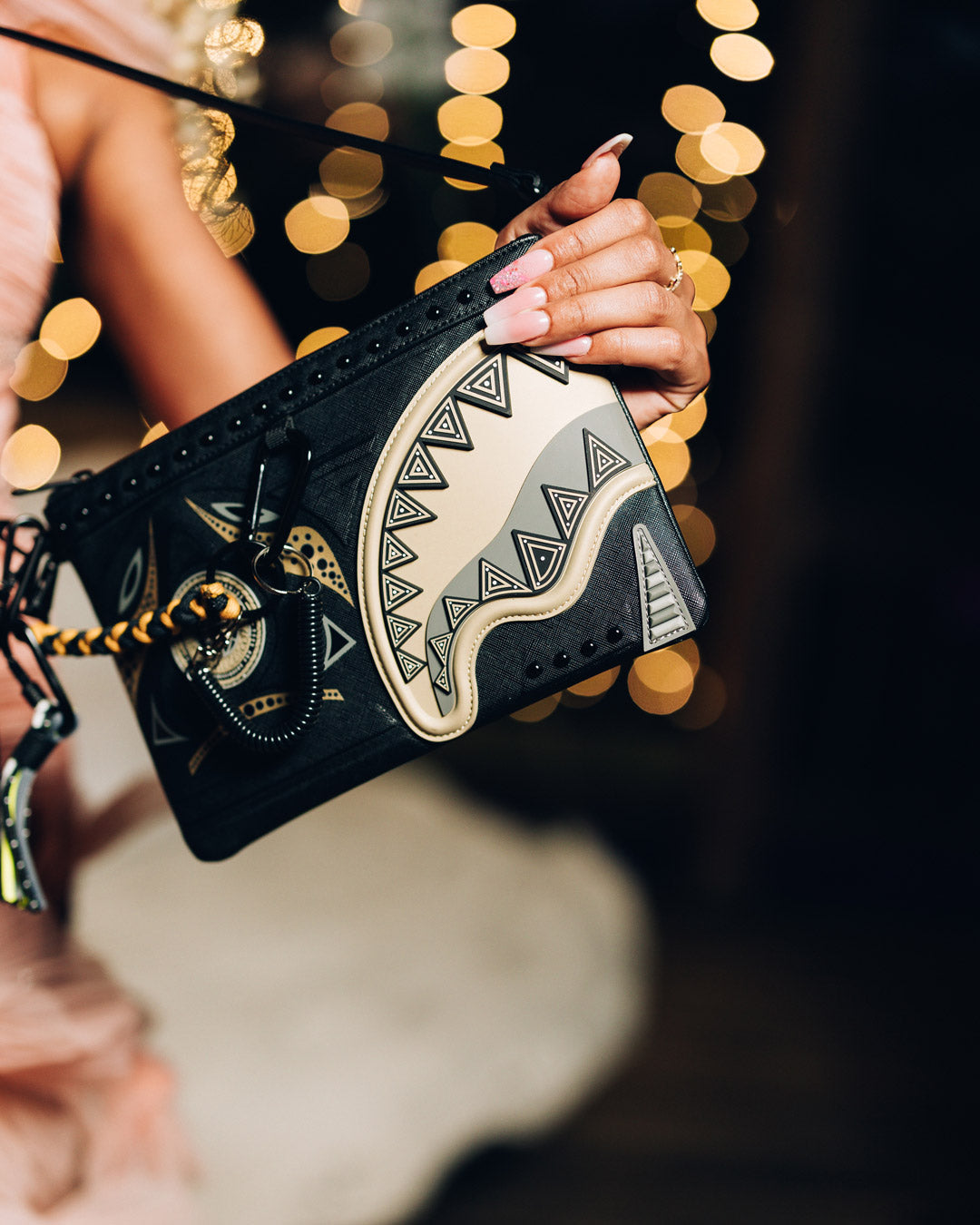 SPRAYGROUND® POUCHETTE A.I. AFRICAN INTELLIGENCE GOLD OF THE OCEAN CROSSOVER CLUTCH - SANDFLOWER COLLAB